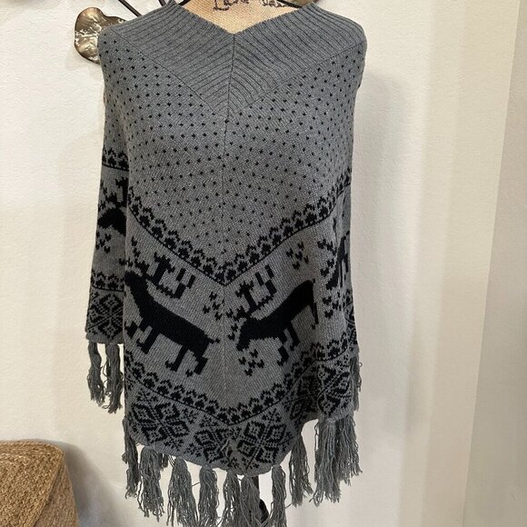 Steve Madden Gray Knit Poncho – Cozy & Stylish! - Picture 3 of 5